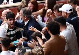 El tenista murciano observa emocionado a sus amigos en la grada de la Philippe-Chatrier tras conquistar la segunda Copa de los Mosqueteros.