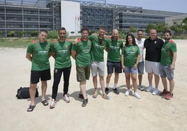 Un barrio sin fútbol. Directiva y jugadores del Santiago y Zaraíche FC, ayer en el solar donde debía construirse el campo de fútbol.