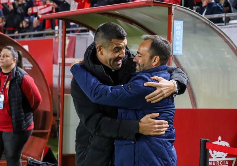 Los banquillos, primera batalla entre el Real Murcia y sus rivales en Primera RFEF