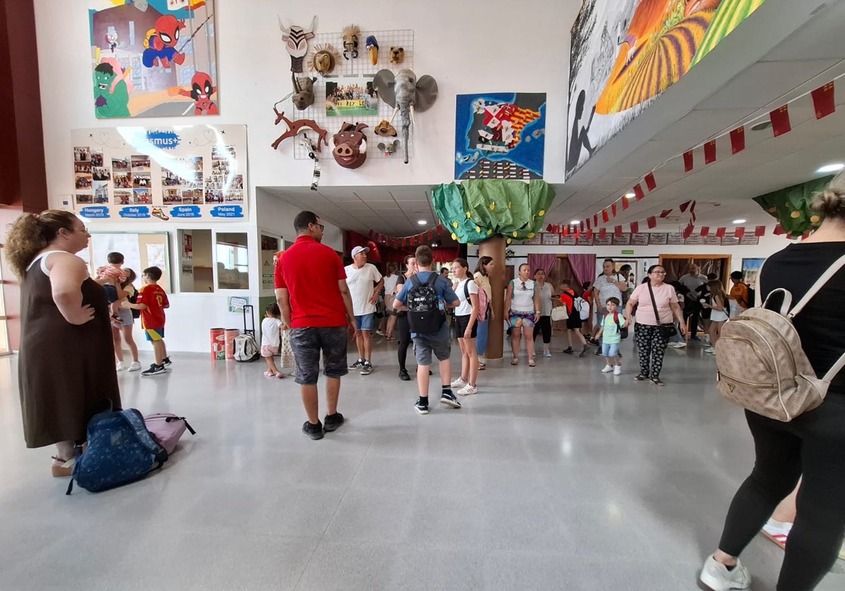 Las familias recogiendo a sus hijos en mitad de la jornada escolar.