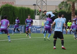 Jopi, jugador del EF Alhama, remata a portería ante la presión de Leandro, futbolista del Jumilla, el domingo.