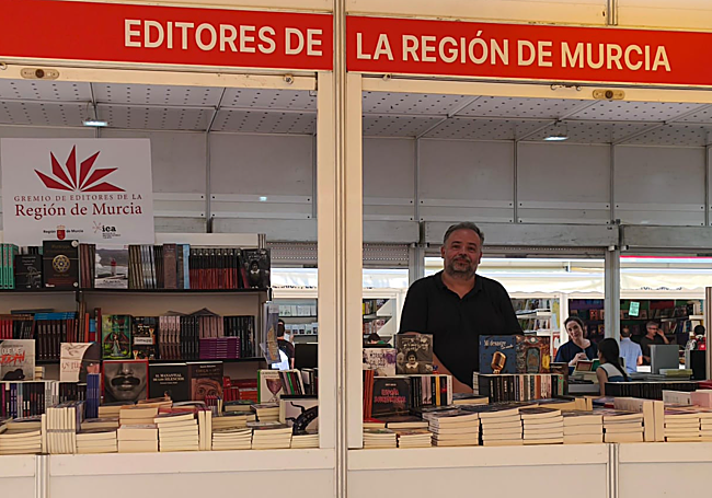 Raúl Gómez, de Raspabook, en la caseta de los editores murcianos.