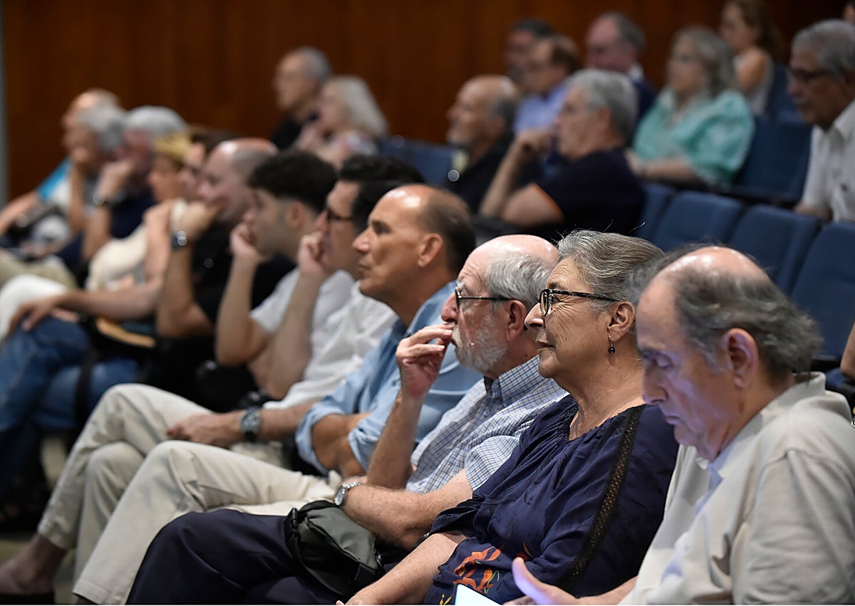 Imagen secundaria 1 - Cómo pasar de «sonámbulos digitales» a «sujetos reflexivos», claves de Daniel Innerarity en el Aula de Cultura de LA VERDAD