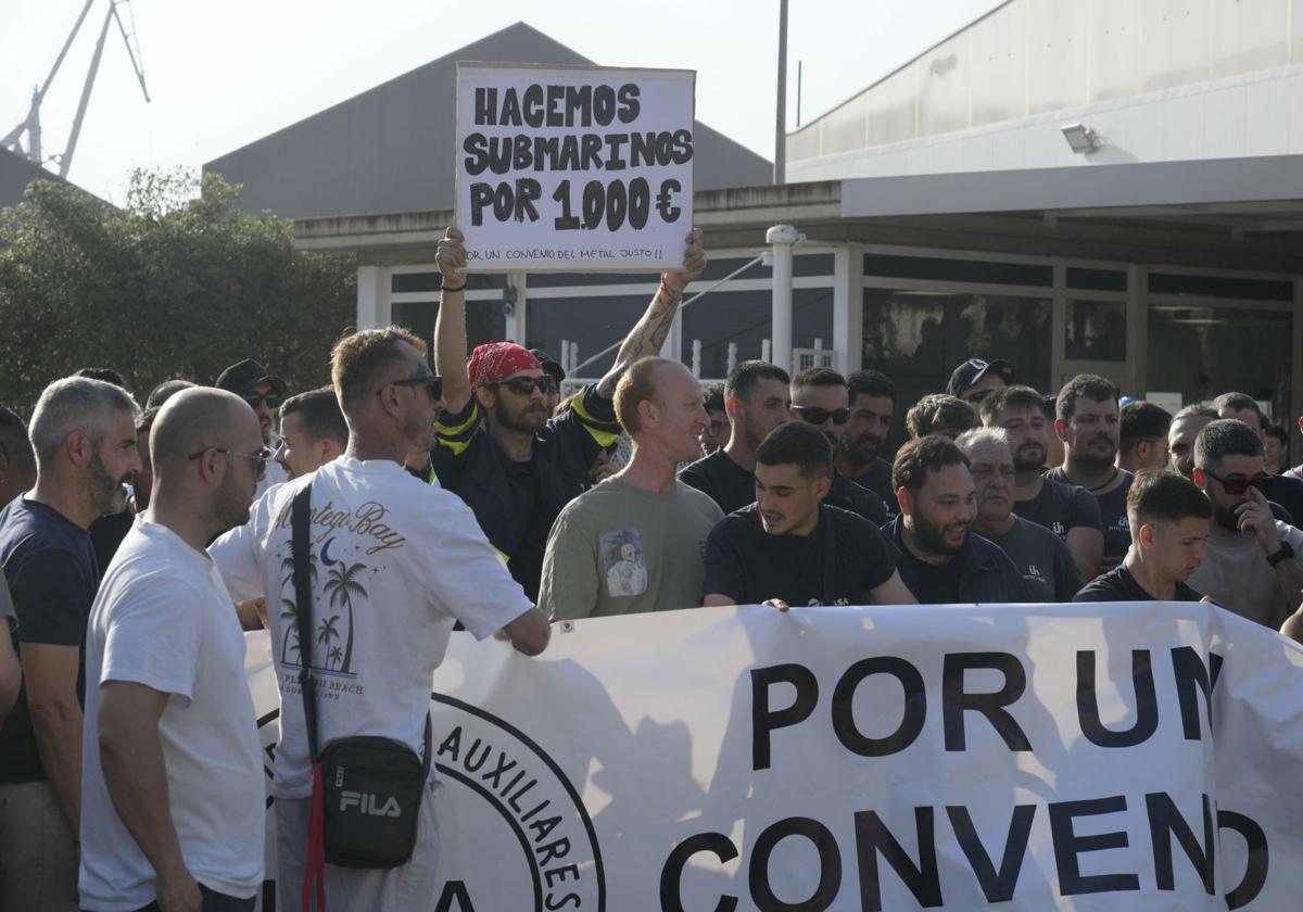 Trabajadores de Navantia, durante la jornada de huelga de este martes.