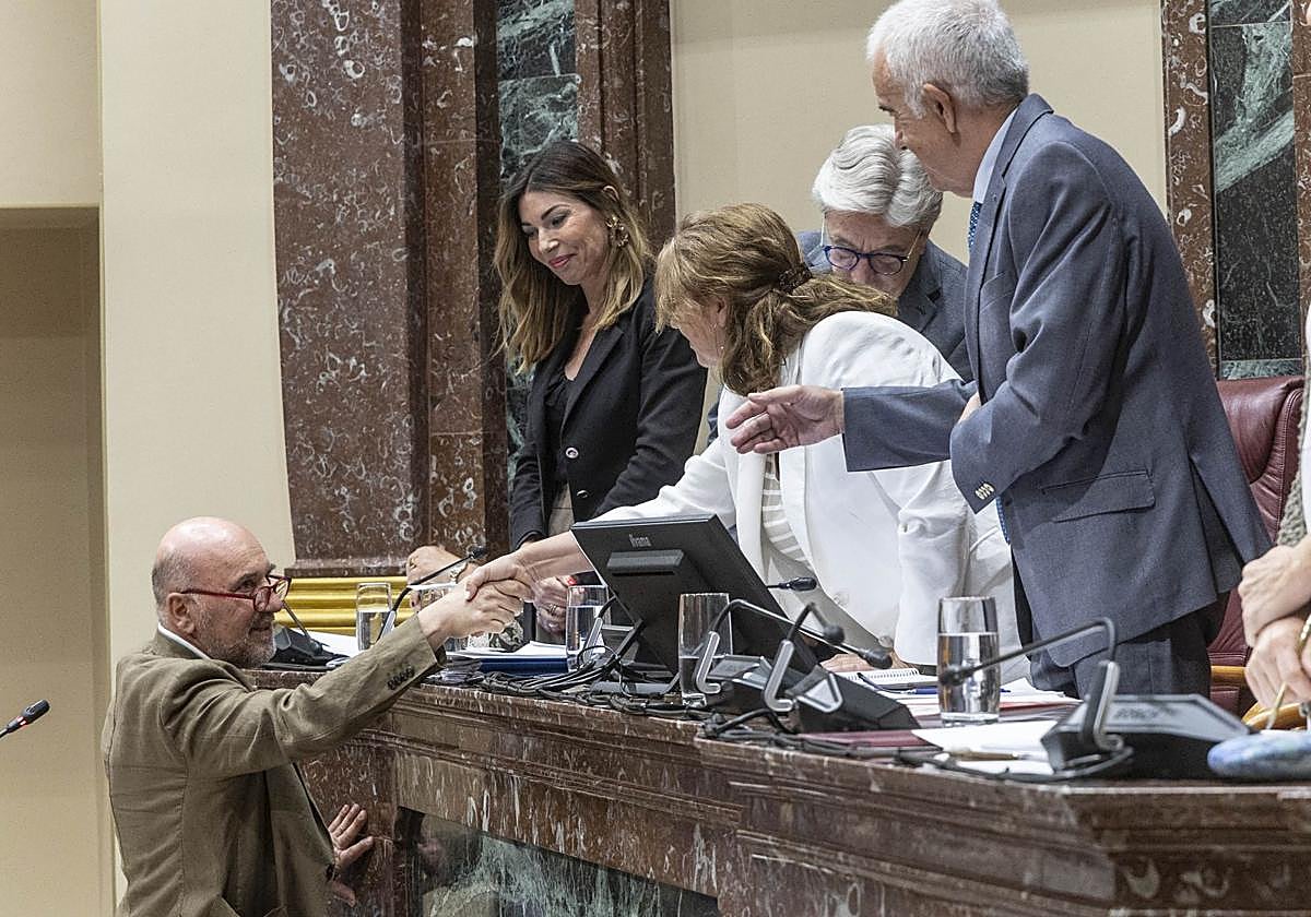 Álvarez-Castellanos tomando posesión de su escaño este martes.