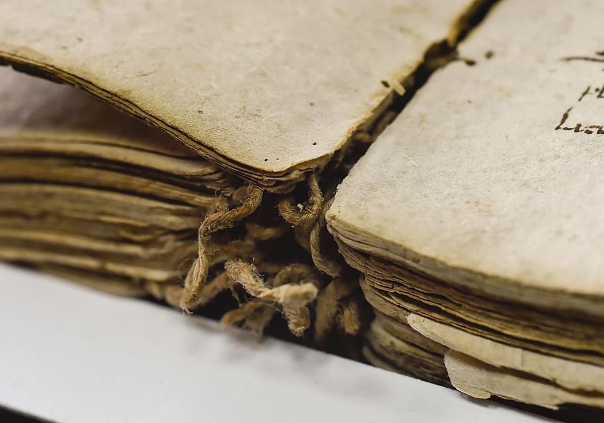 Imagen principal - Agentes especializados de la Región recuperan dos códices manuscritos de alto valor histórico