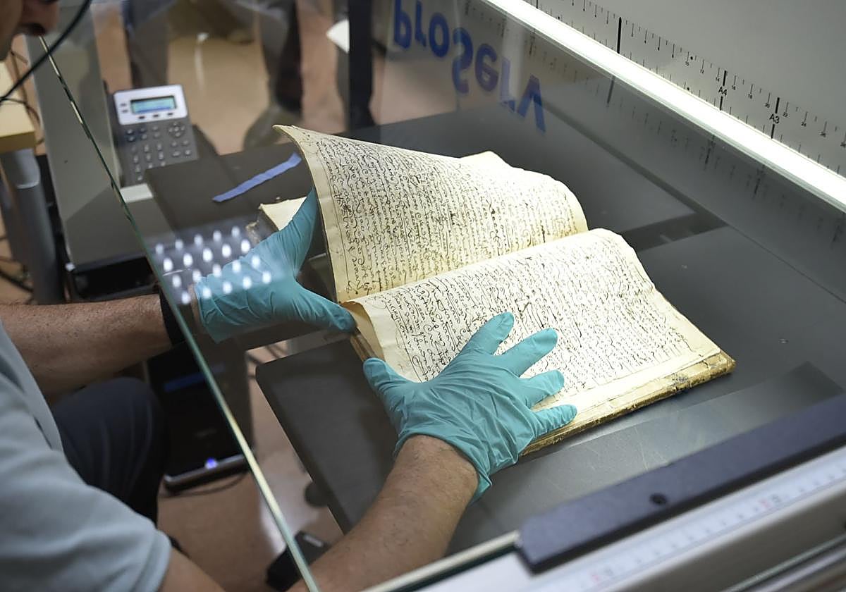 Un operario, en el proceso de digitalización.