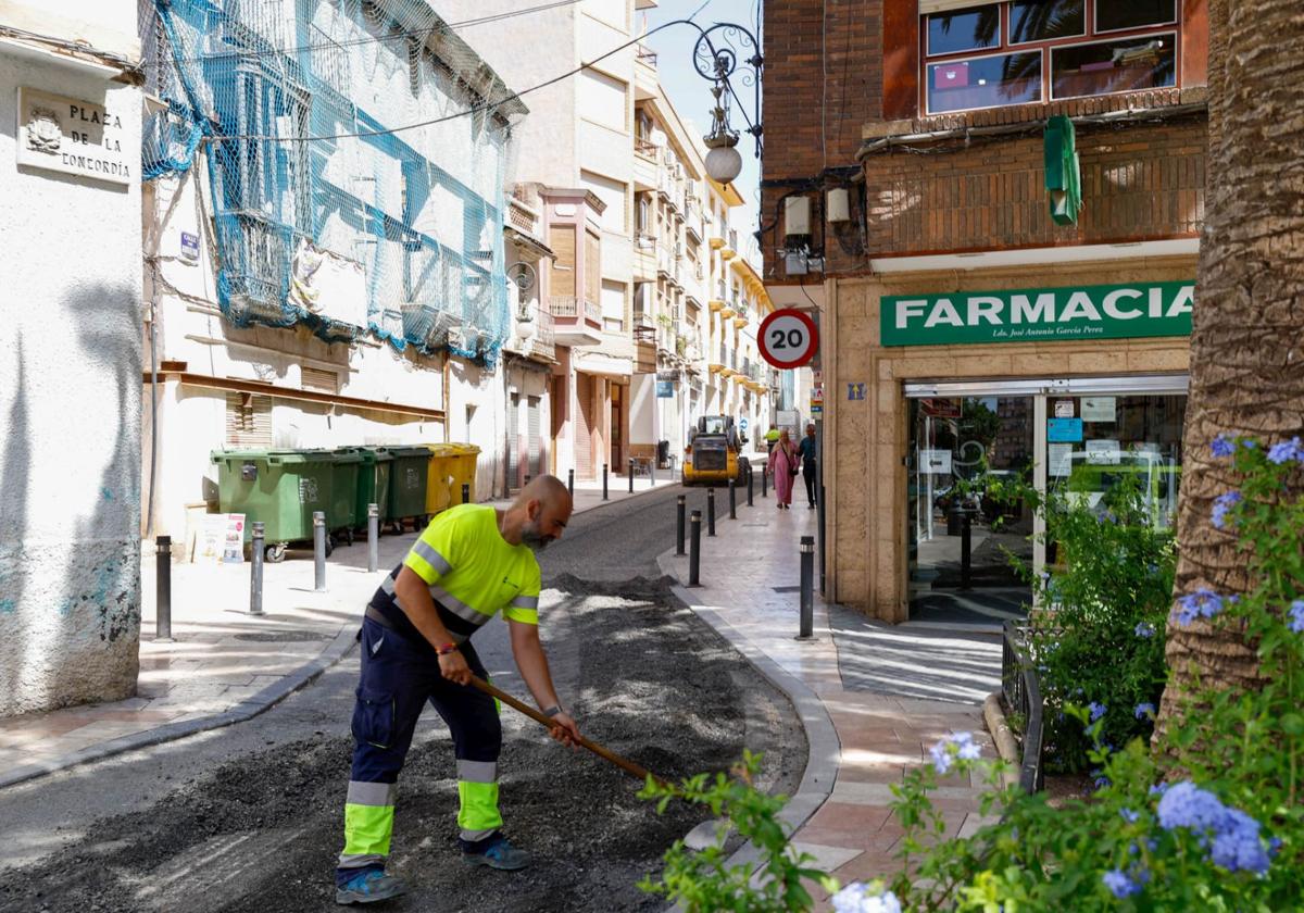 Avance de la zona de bajas emisiones en la calle Alfonso X de Lorca, en imágenes