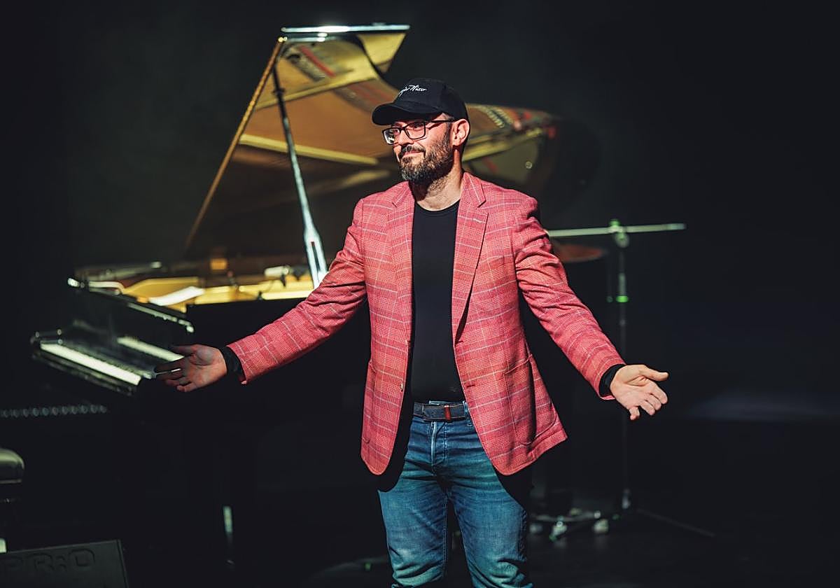 Sobre el escenario. El compositor Borja Niso celebra en Cartagena un tributo renovado a Ludovico Einaudi.