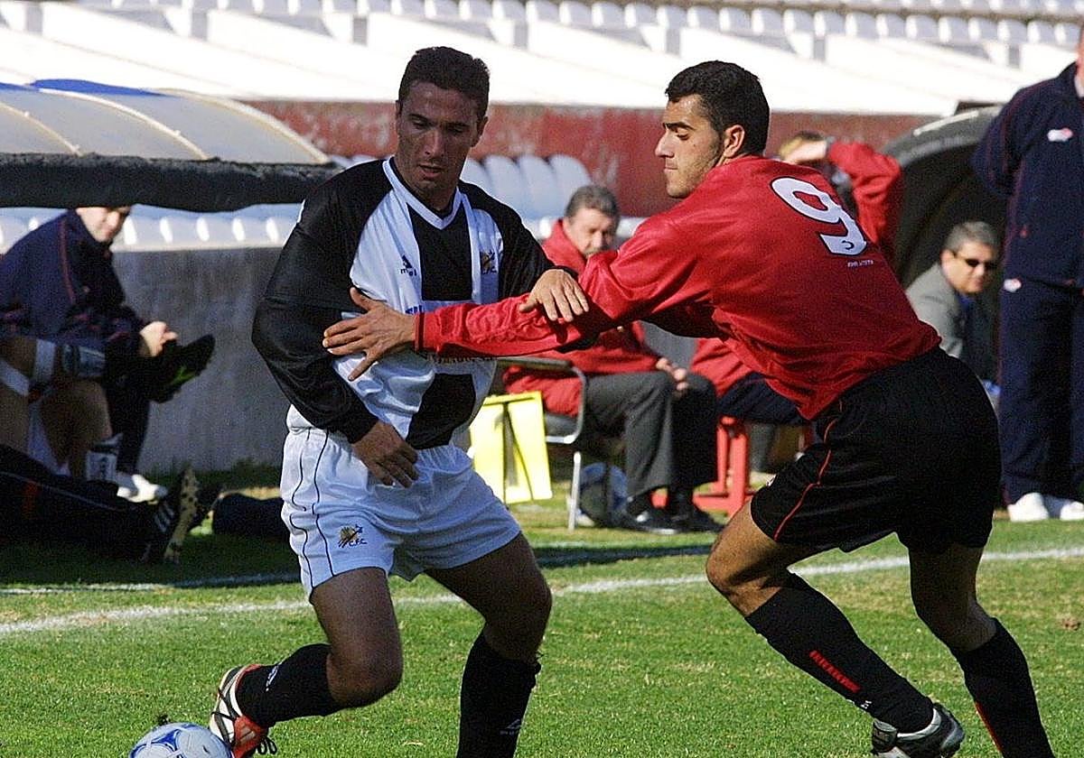Leyenda. Pedro Cordero trata de regatear a un joven Dani Güiza, en un partido de 2002 en Palma de Mallorca.