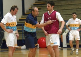 Tino Pérez da instrucciones a Lenisio, cerca de Marcelo, en un entrenamiento de 2005.