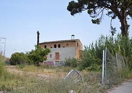 Estado que presenta la casa señorial Torre Falcón, pendiente de rehabilitación desde hace años.