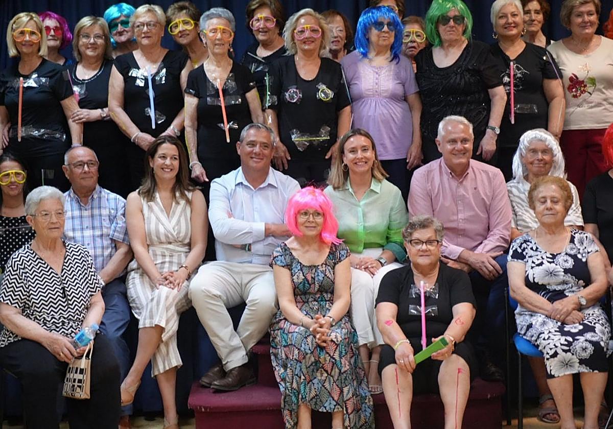 Usuarios del programa, ayer, con la consejera, en Pliego.