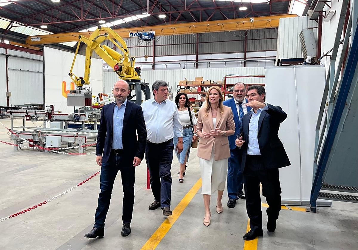 Marisa López Aragón (3i), ayer, con representantes de Inemur, durante la visita a esta empresa.
