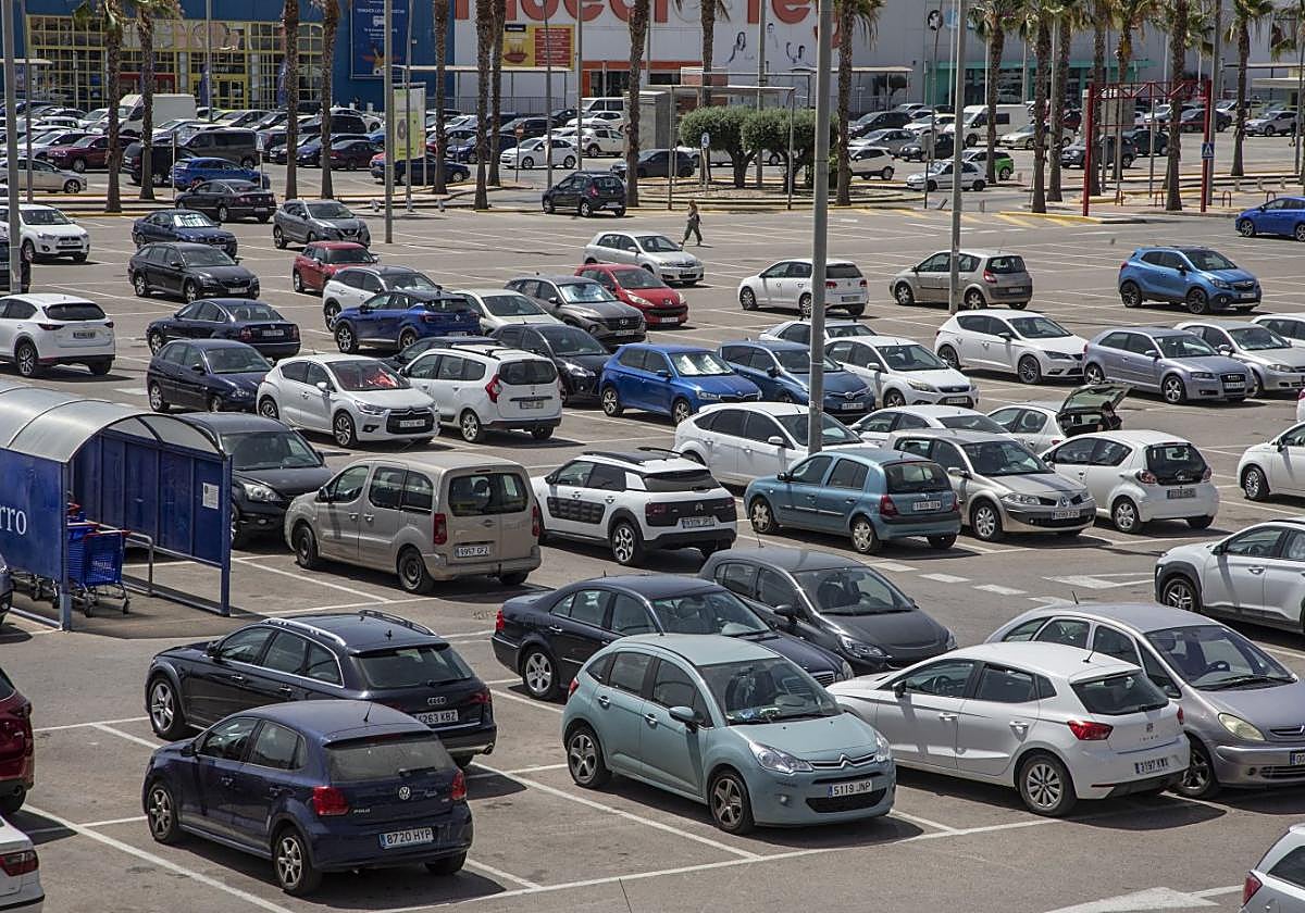 Aparcamiento al aire libre del centro comercial situado en el polígono industrial Cabezo Beaza.