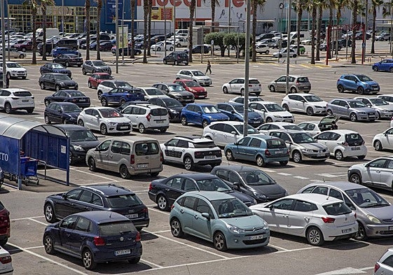 Aparcamiento al aire libre del centro comercial situado en el polígono industrial Cabezo Beaza.