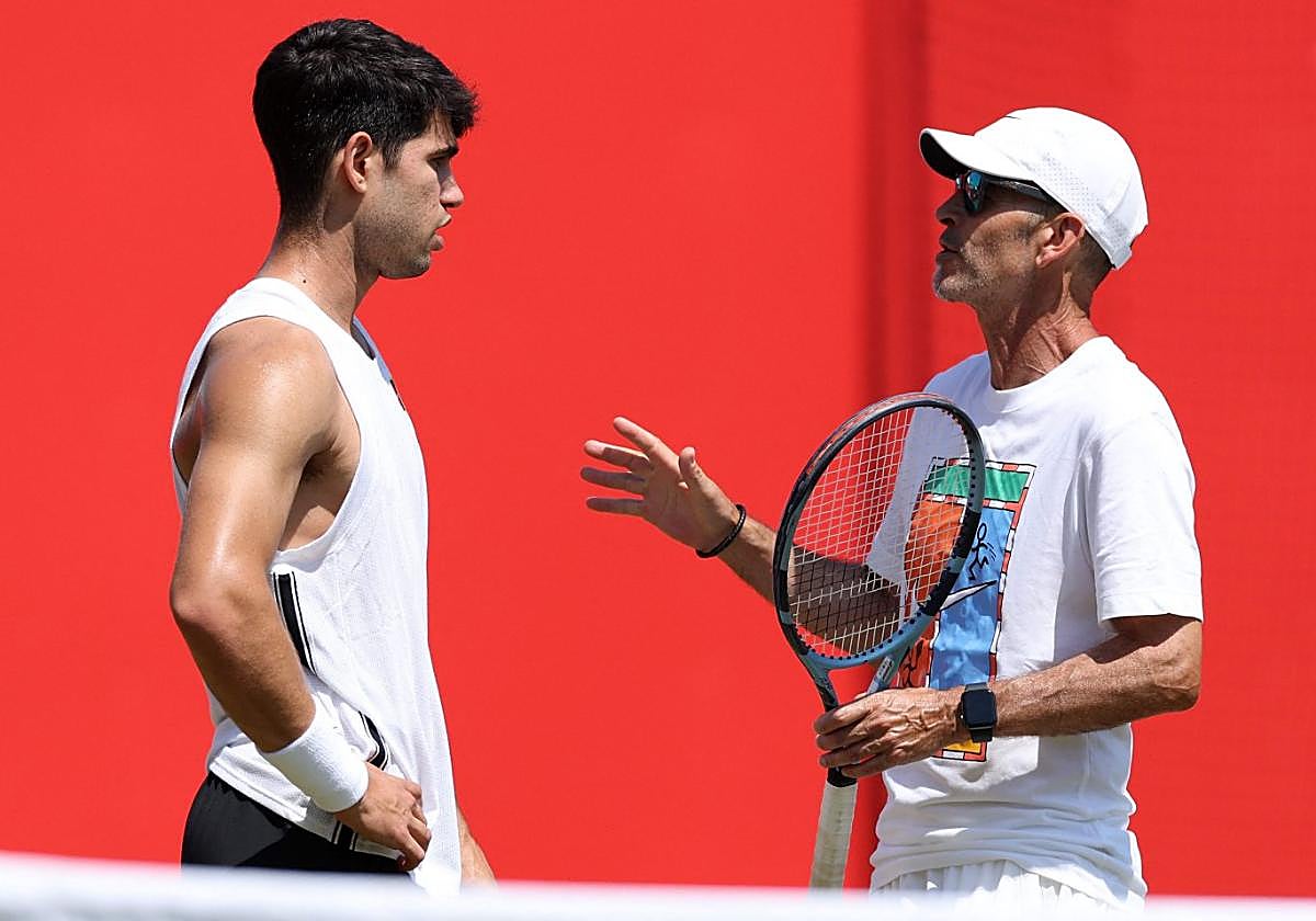 Samuel López habla con Carlos Alcaraz, ayer en Queen's.