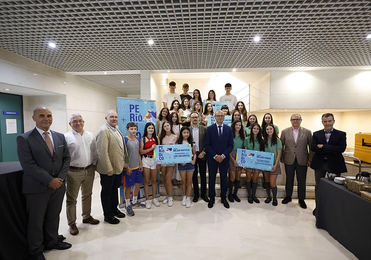 Foto de familia de los grupos ganadores de 'Mi Periódico Digital' junto al director de LA VERDAD, Víctor Rodríguez; el consejero de Educación, Víctor Marín, y representantes de las empresas patrocinadoras, ayer, en las instalaciones del diario.