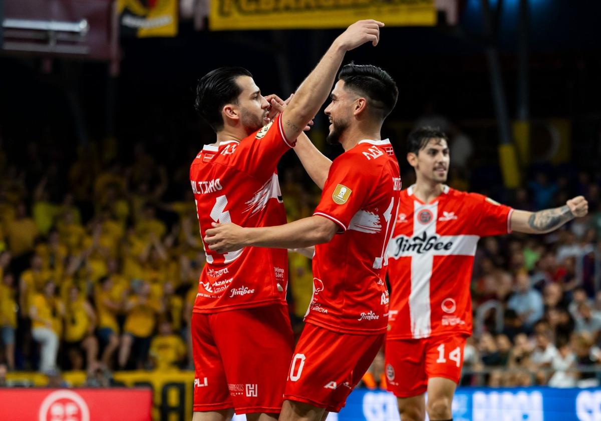 Imagen principal - El pívot melonero Pablo Ramírez, que disparó al palo en la primera parte, cubre el balón ante la presencia de Pito, anoche, en el Palau Blaugrana. Matheus, un dolor de cabeza para el Jimbee, finta al italobrasileño Motta para establecer el 2-0 en el marcador en la primera parte. Waltinho celebra con Cortés su volea, la del 2-1, en la recta final de la primera parte.