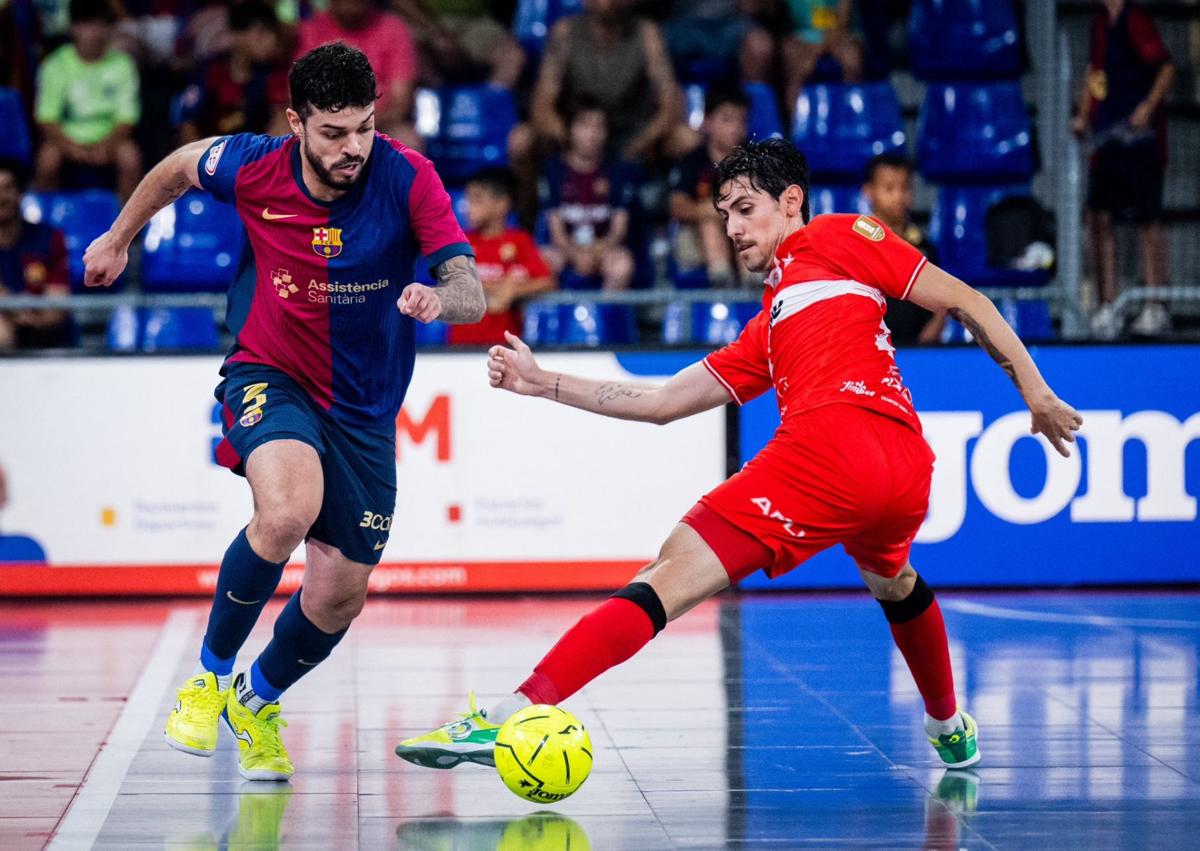 Imagen secundaria 1 - El pívot melonero Pablo Ramírez, que disparó al palo en la primera parte, cubre el balón ante la presencia de Pito, anoche, en el Palau Blaugrana. Matheus, un dolor de cabeza para el Jimbee, finta al italobrasileño Motta para establecer el 2-0 en el marcador en la primera parte. Waltinho celebra con Cortés su volea, la del 2-1, en la recta final de la primera parte.
