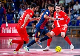 Tomaz y Mellado persiguen a Adolfo, ayer en el Palau.