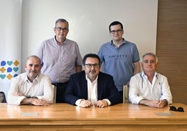 Vicente Roques (1º izq.), junto a miembros del Colegio de Médicos.