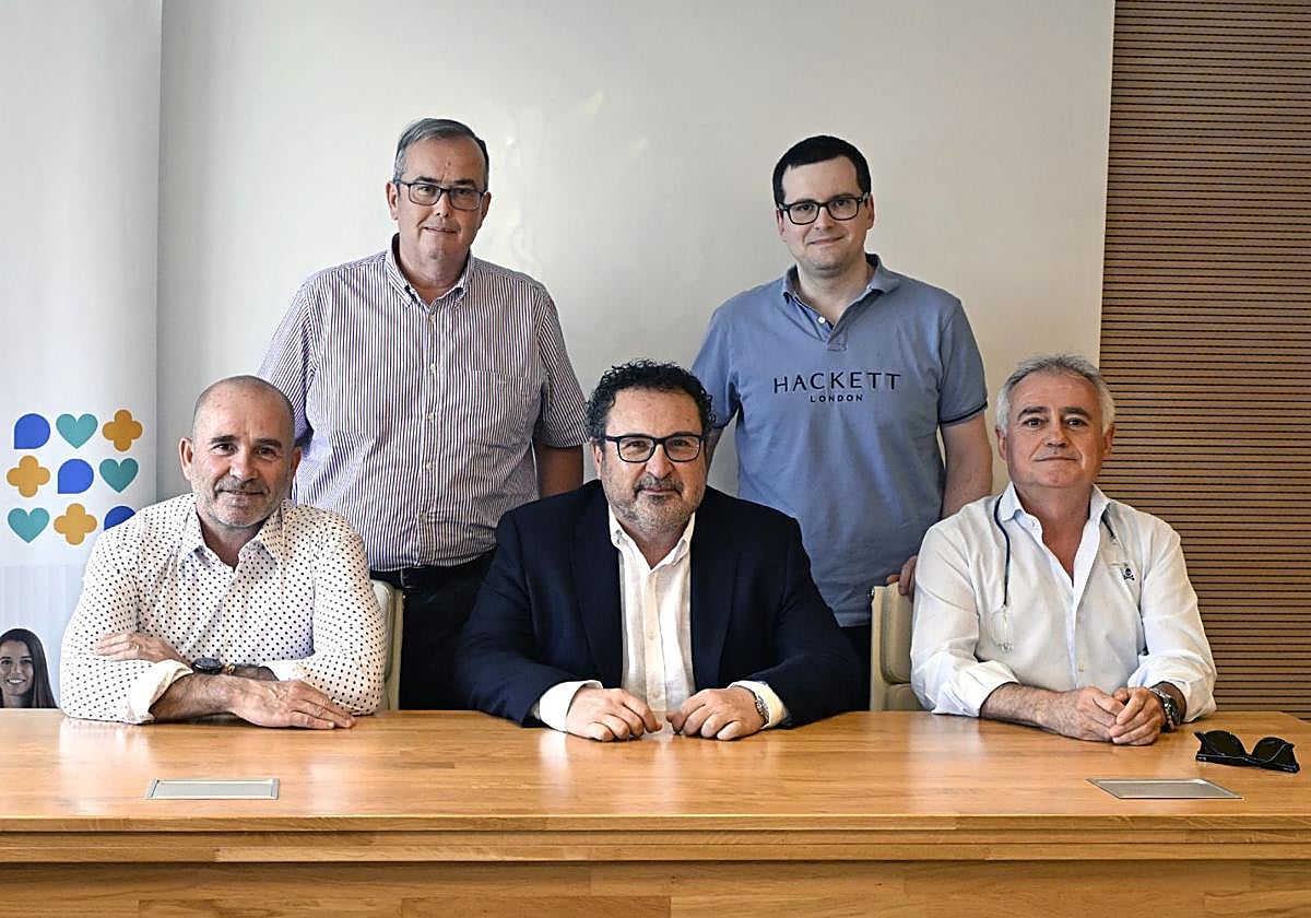 Vicente Roques (1º izq.), junto a miembros del Colegio de Médicos.