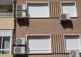 Aparatos de aire acondicionado en una fachada, en una foto de archivo.