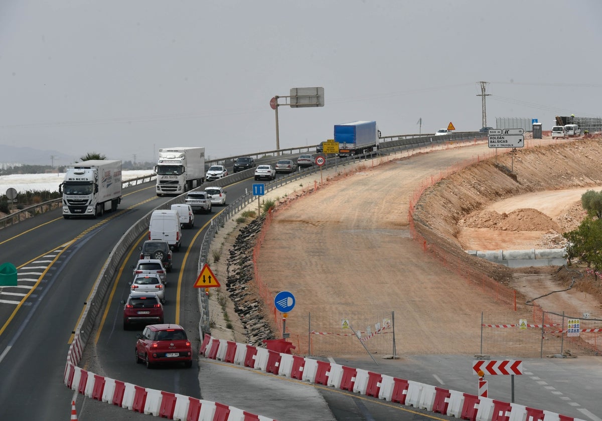 Obras del nuevo puente sobre el ferrocarril junto a la estación de Balsicas, en la autovía del Mar Menor, el verano pasado.