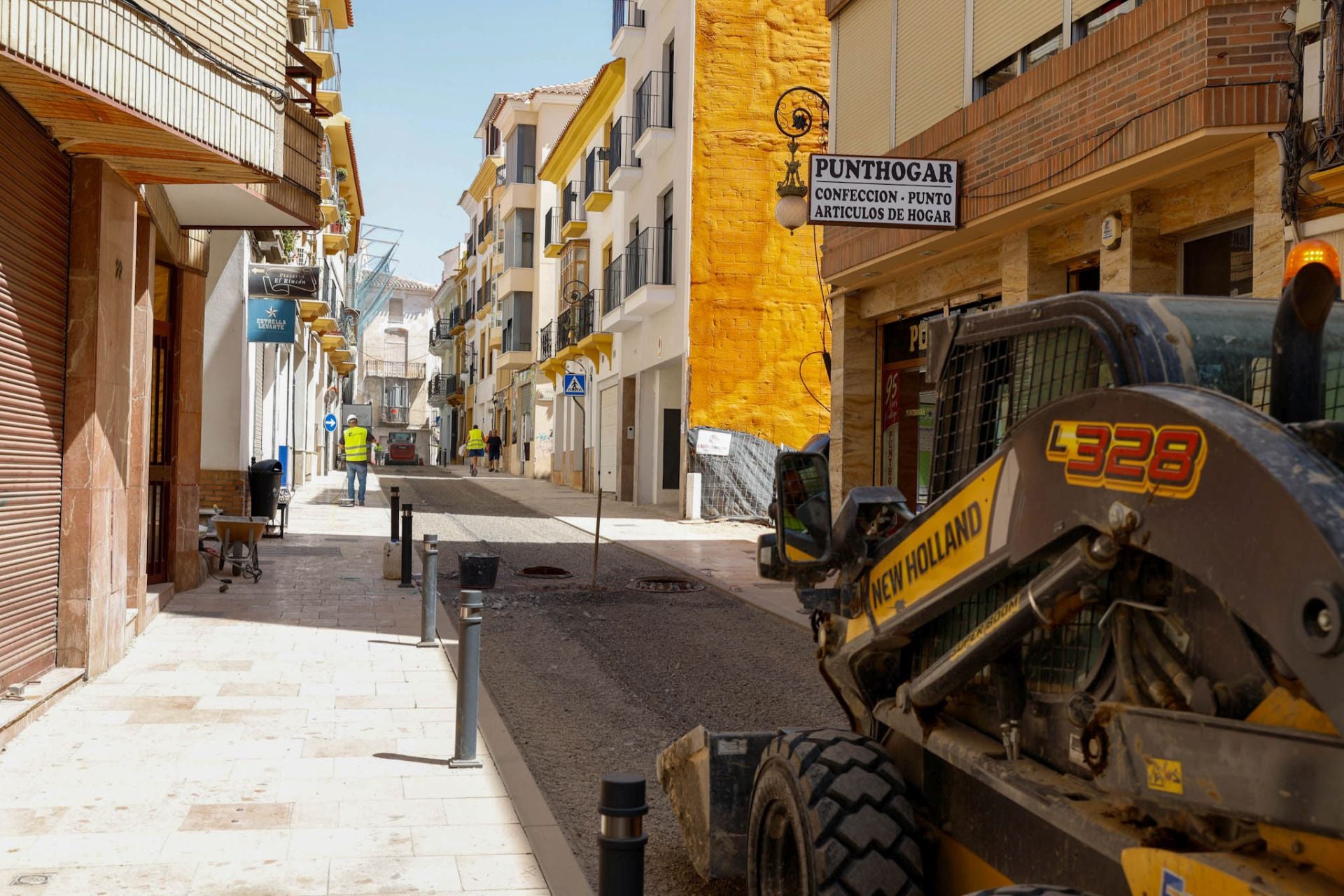 Avance de la zona de bajas emisiones en la calle Alfonso X de Lorca, en imágenes