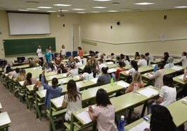 Un examen de oposición a profesor, en una imagen de archivo.