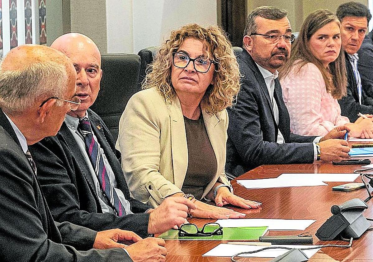Miembros de la Comisión, en la Asamblea.