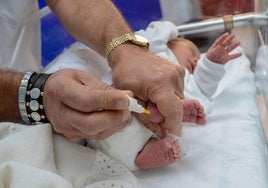 Realizan la prueba del talón a un bebé.