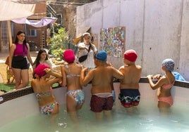 Niños durante una actividad de la escuela de verano.