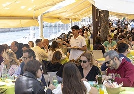 Terrazas llenas en una imagen de archivo.