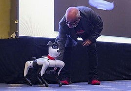 Javier Sirvent, junto al perro robot «que no da miedo», presentado en el evento.