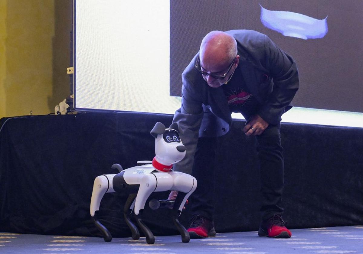 Javier Sirvent, junto al perro robot «que no da miedo», presentado en el evento.
