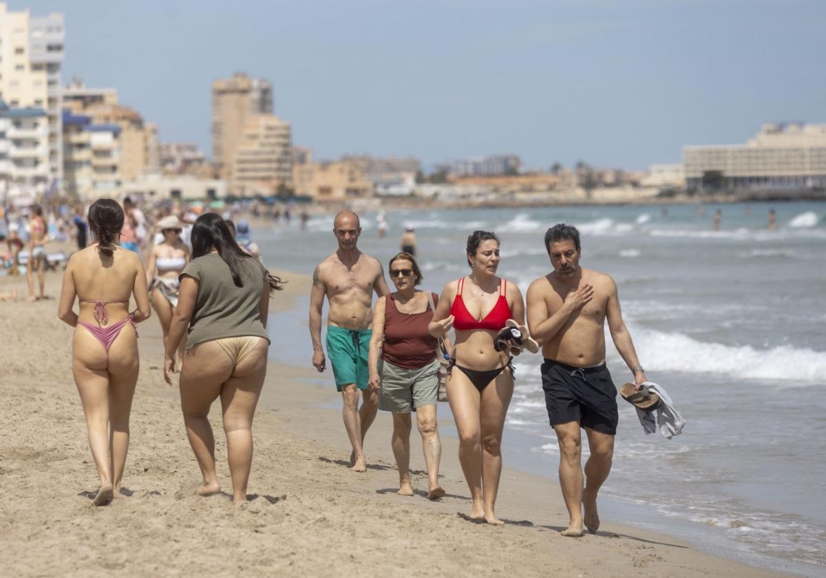 Bañistas pasean por una playa de La Manga del Mar Menor, en abril pasado, con motivo de las vacaciones de Semana Santa.