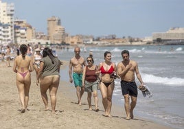 Bañistas pasean por una playa de La Manga del Mar Menor, en abril pasado, con motivo de las vacaciones de Semana Santa.