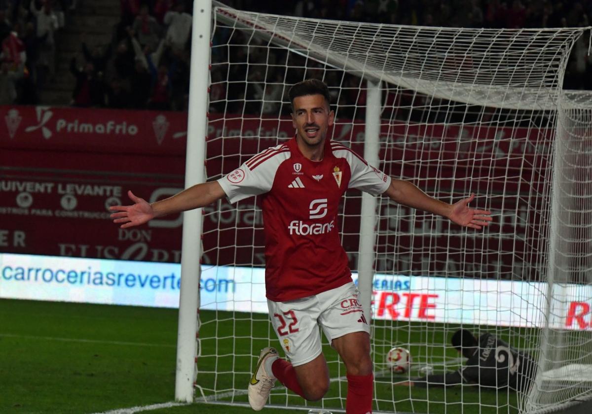 Juan Carlos Real, jugador del Real Murcia, celebra un gol ante el Castilla.