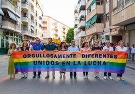 Miembros de la Corporación municipal portan una bandera del colectivo LGTBI durante la marcha del Orgullo de 2023.