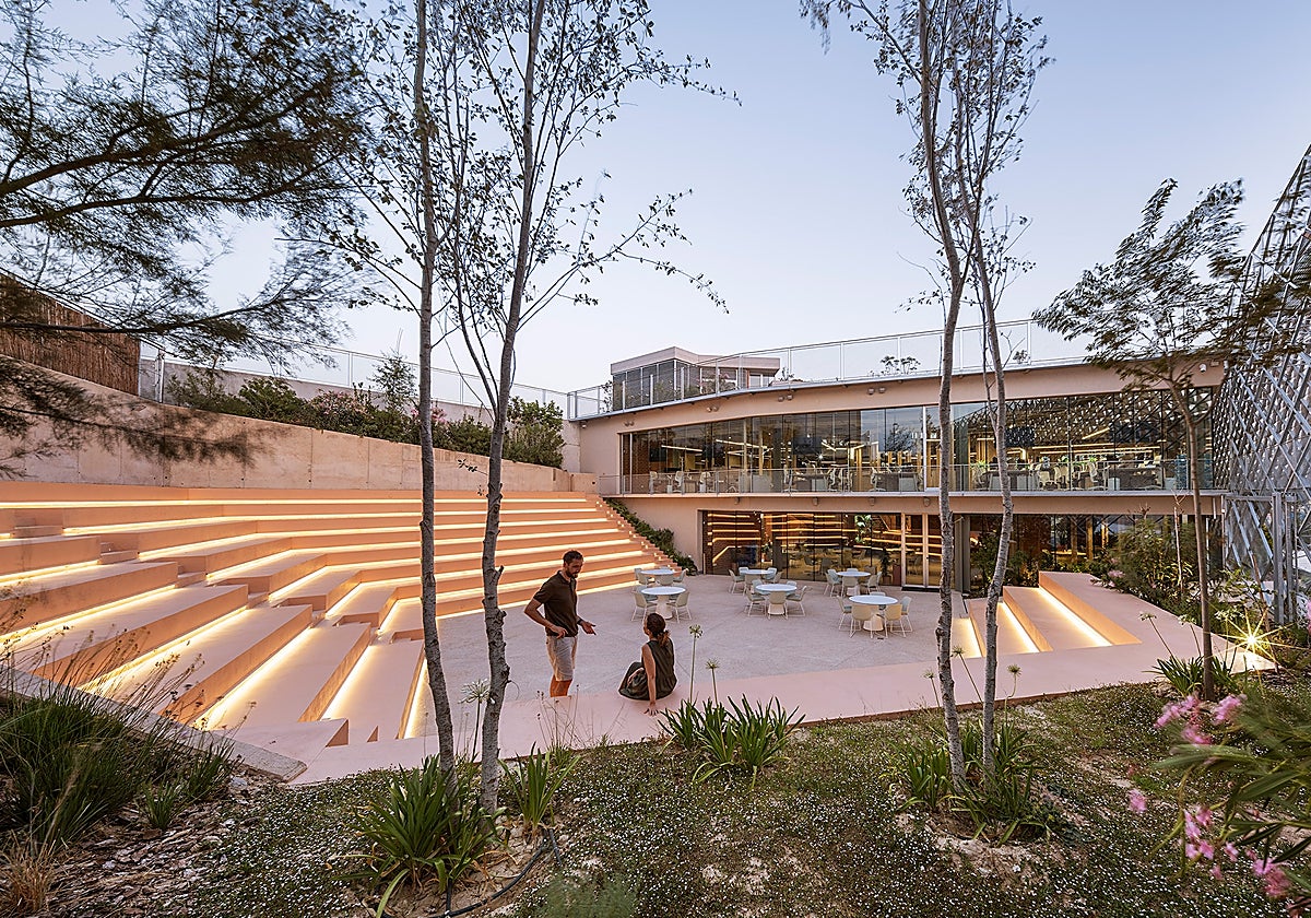 Patio interior ajardinado con graderío para eventos de la sede de VRIO.