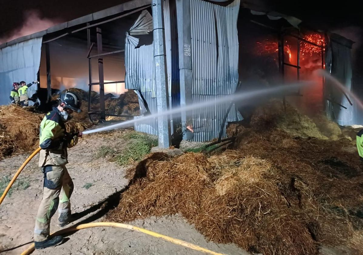 Los bomberos trabajando para apagar el incendio.