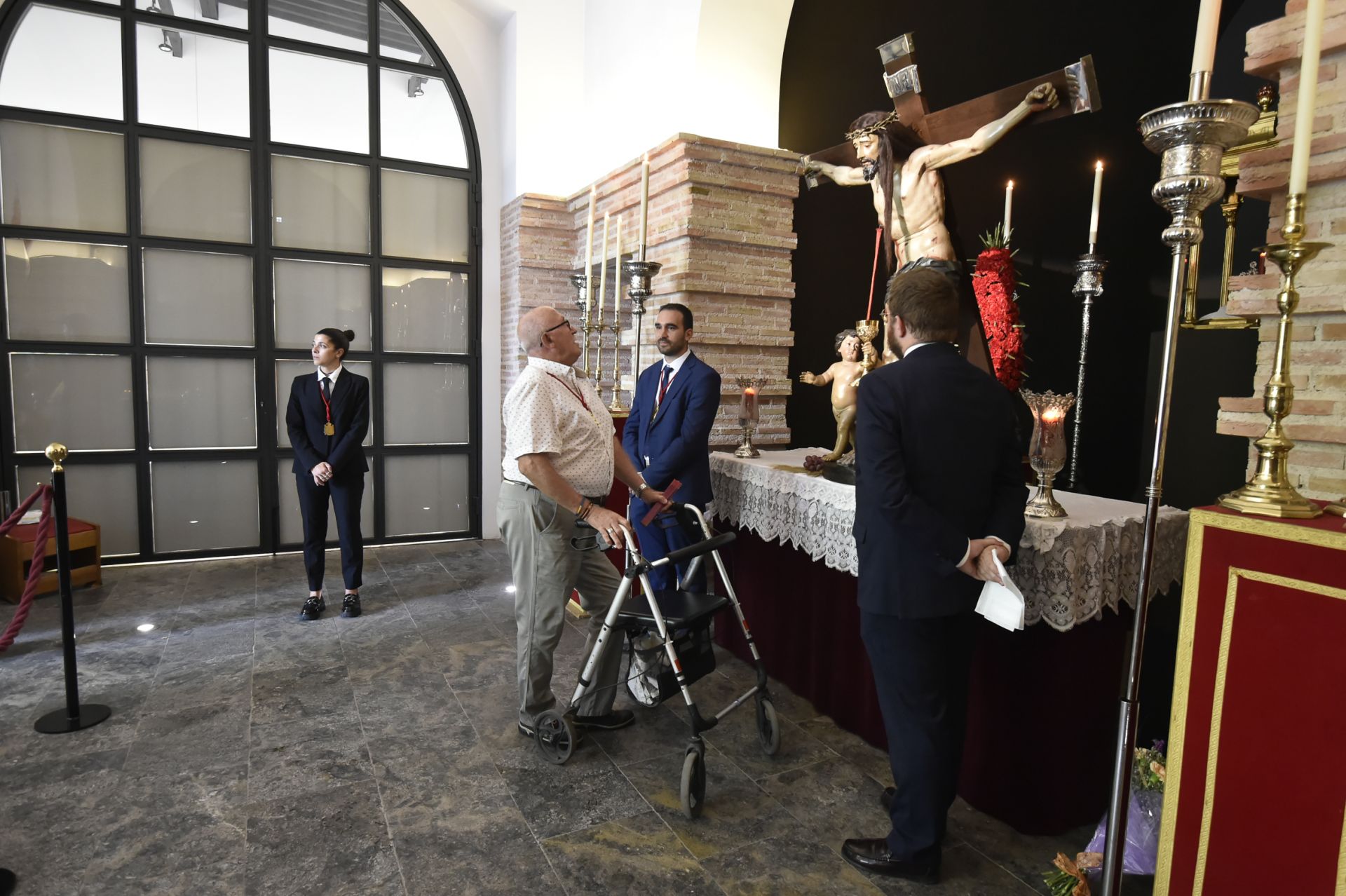 Fervor 'colorao' en el besapié del Cristo de la Sangre en Murcia
