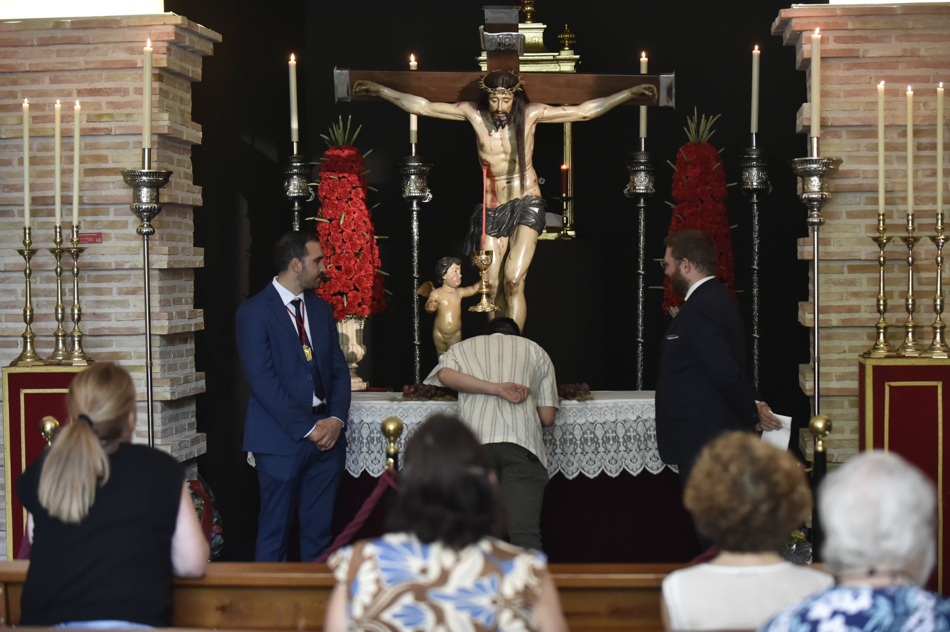 Fervor 'colorao' en el besapié del Cristo de la Sangre en Murcia