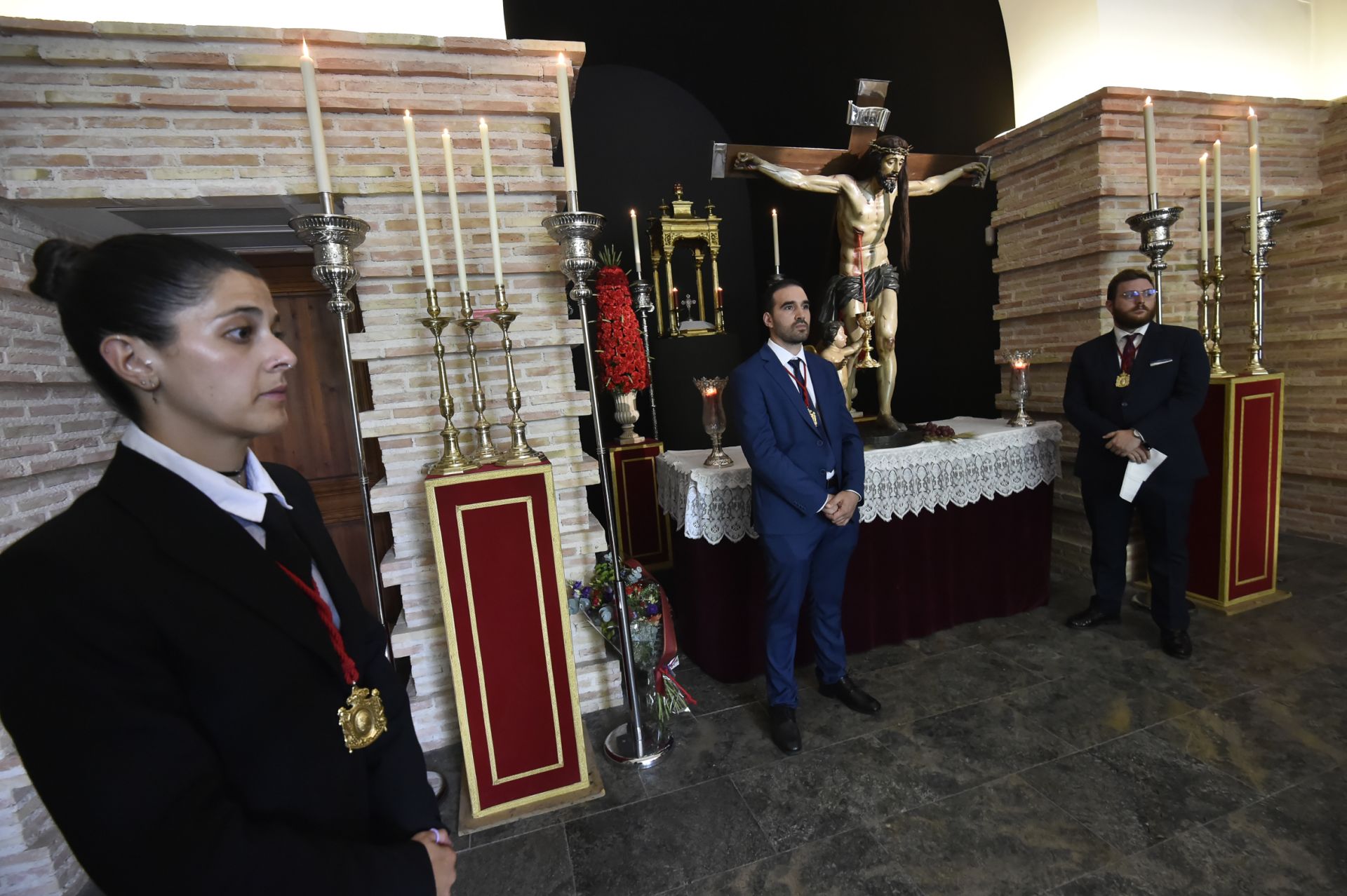 Fervor 'colorao' en el besapié del Cristo de la Sangre en Murcia