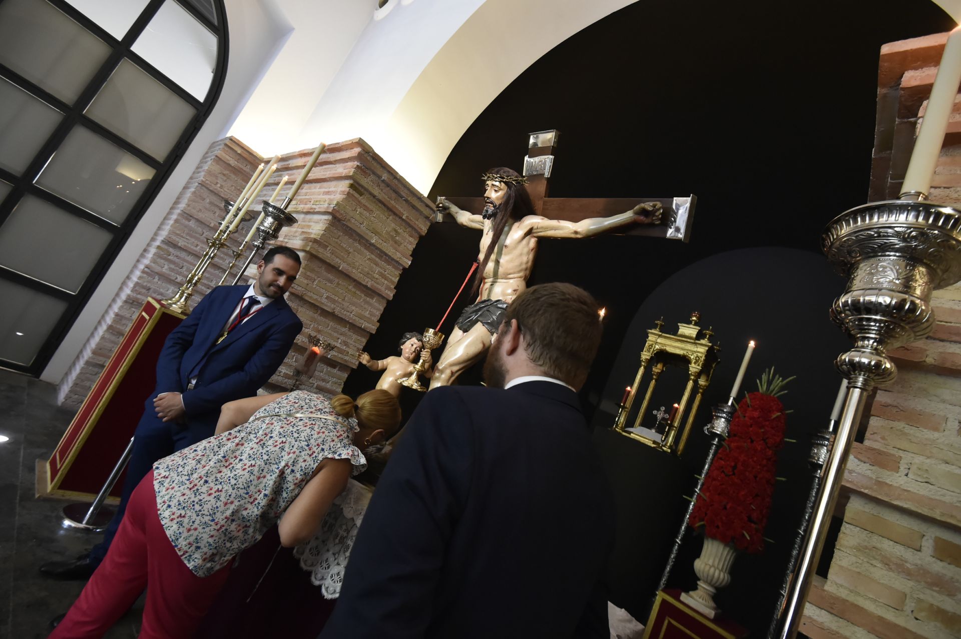 Fervor 'colorao' en el besapié del Cristo de la Sangre en Murcia