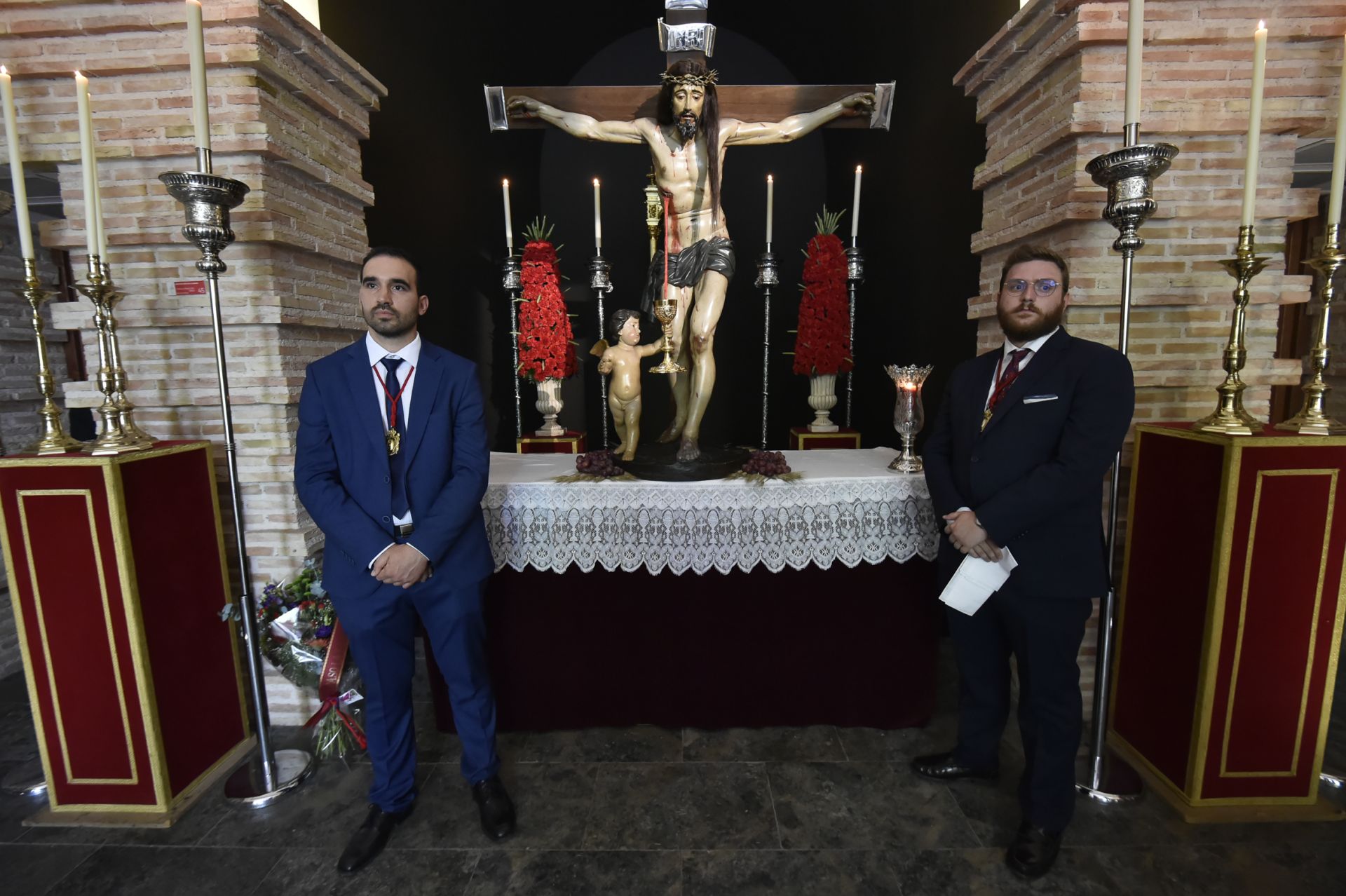 Fervor 'colorao' en el besapié del Cristo de la Sangre en Murcia