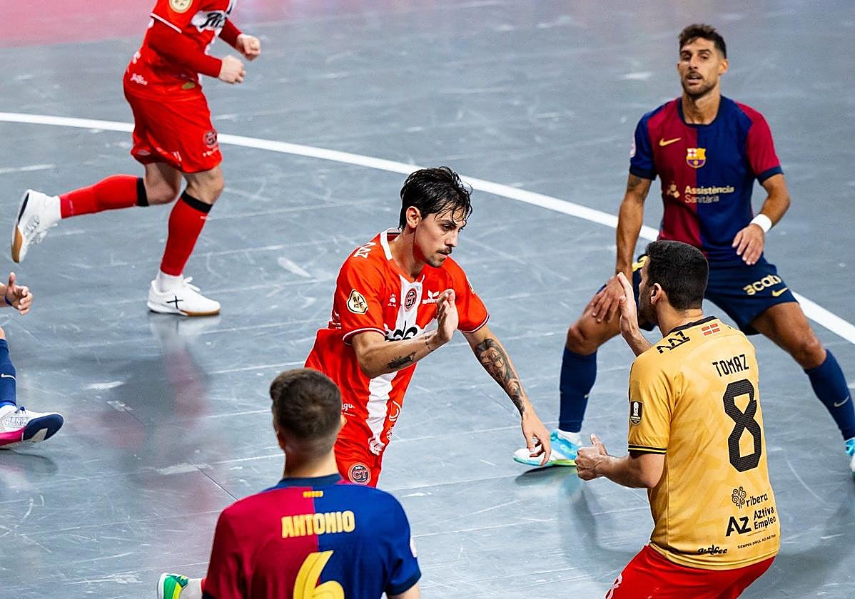 Motta y Tomaz celebran tímidamente uno de los goles del Jimbee anotados en el duelo del martes.