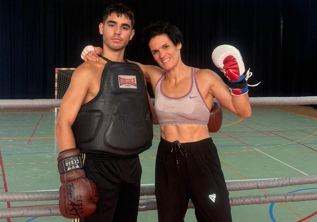Aarón, hijo mayor de Mari Carmen Romero, junto a su madre, durante un entrenamiento.